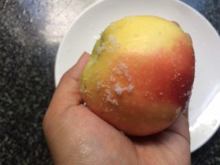 2、山药苹果泥,苹果用盐慢慢搓洗干净