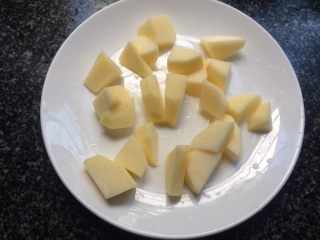 4、山药苹果泥,去蒂切块