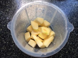 5、山药苹果泥,摆入蒸架