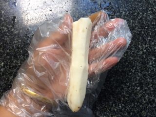 6、山药苹果泥,山药去皮，记得戴手套哦