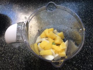 10、山药苹果泥,蒸熟透后全部放入料理机