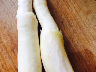 1、茭白炒肉片,茭白去老皮老根洗净