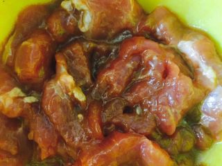 3、茭白炒肉片,肉里加料酒、少量盐、味极鲜酱油、淀粉抓匀备用