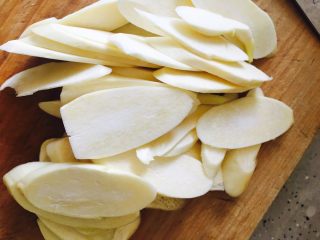 4、茭白炒肉片,茭白切片