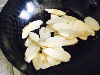 8、茭白炒肉片,油锅烧热放入葱蒜爆香，放入茭白翻炒均匀