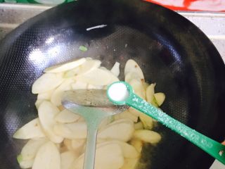 9、茭白炒肉片,八成熟时加入盐翻炒