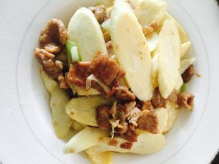 12、茭白炒肉片,出锅码盘