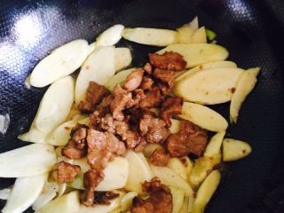 10、茭白炒肉片,倒入炒好的肉片