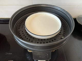 3、经典小吃驴打滚,放入锅中，盖上保鲜膜，戳洞上锅蒸二十分钟