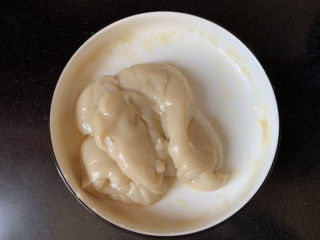 4、经典小吃驴打滚,加入黄油揉匀