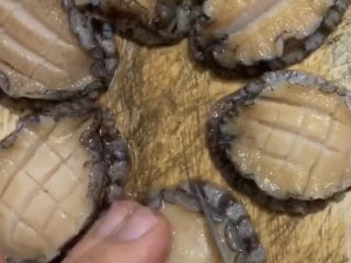 4、清蒸鲍鱼,鲍鱼打上十字花刀做造型，同样也方便入味。