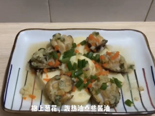 10、清蒸鲍鱼,最后出锅再撒葱花，淋上酱油。