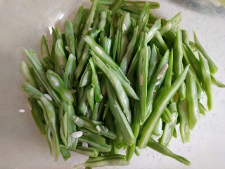 1、四季豆炒肉丝,四季豆去筋洗净，切成丝