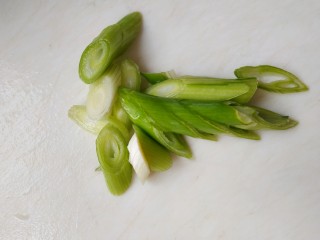 2、四季豆炒肉丝,葱切片