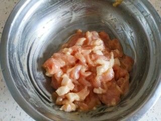 3、四季豆炒肉丝,猪肉切成丝，加入一勺生抽，一勺料酒，一勺淀粉搅拌均匀，放置一会儿