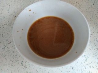 4、四季豆炒肉丝,小碗中放入两勺生抽一勺醋，适量淀粉，适量清水，调匀