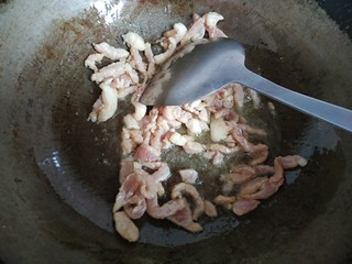 5、四季豆炒肉丝,锅烧热，放入适量植物油，放入肉丝翻炒至变白，盛出待用