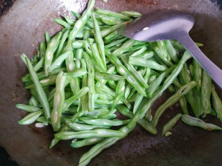 6、四季豆炒肉丝,放入四季豆，翻炒