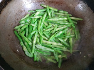 8、四季豆炒肉丝,加入适量清水，大火烧开，把水耗干，四季豆也就熟了