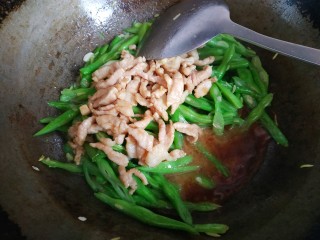 11、四季豆炒肉丝,加入小碗中的调料
