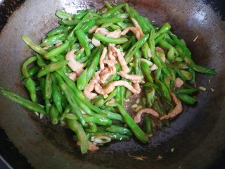 12、四季豆炒肉丝,大火翻炒均匀关火出锅