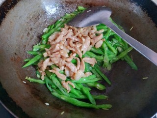 10、四季豆炒肉丝,倒入肉丝