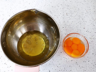 2、艾莎生日蛋糕,将蛋黄与蛋清分离在两个无油无水的容器中