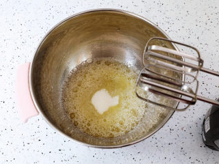 6、艾莎生日蛋糕,蛋清中加入柠檬汁,用电动打蛋器打至粗泡,分三次加入白糖,用中速继续打发至硬性发泡