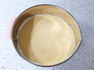 9、艾莎生日蛋糕,再将拌匀的蛋黄糊倒回蛋白霜中,再次翻拌均匀