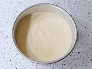 10、艾莎生日蛋糕,将拌好的蛋糕糊倒入模具中