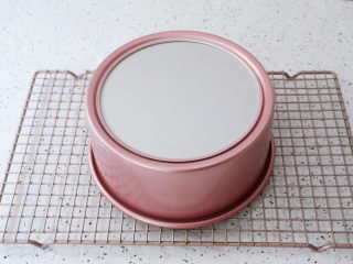 11、艾莎生日蛋糕,烤好出炉马上取出震一震,马上倒扣,不然会出现中间塌陷的情况,最后的脱模也要等到完全冷却后,不然也会出现回缩和塌陷,等完全凉透了再手动脱模即可