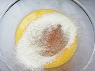 3、亚麻籽戚风蛋糕,筛入低筋面粉，用手动打蛋器呈“Z”字形来回搅动，切记不要转圈搅拌，以免起筋。