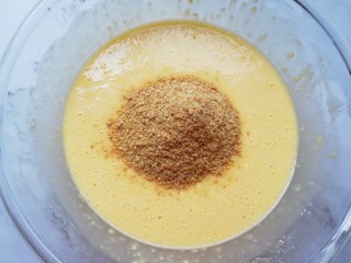 4、亚麻籽戚风蛋糕,加入亚麻籽粉。