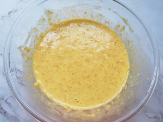 5、亚麻籽戚风蛋糕,搅动至无干粉无颗粒，食材完全融合(如图)，放在一边备用。