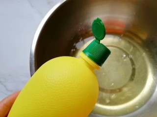 6、亚麻籽戚风蛋糕,蛋清里面加入几滴柠檬汁。