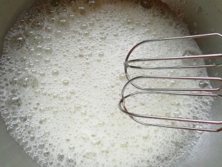 7、亚麻籽戚风蛋糕,用电动打蛋器低速打发至粗泡状。