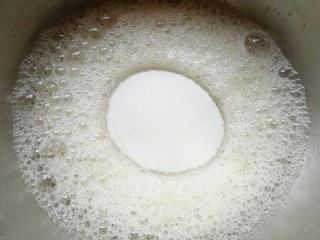 8、亚麻籽戚风蛋糕,一次性加入细砂糖。