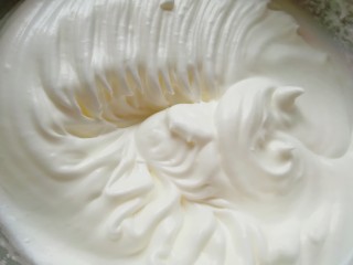 9、亚麻籽戚风蛋糕,中速打发至出现明显的纹路。