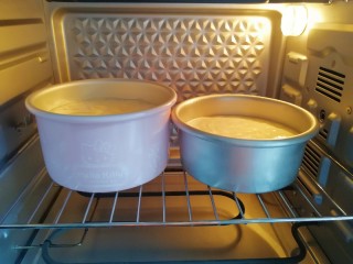 13、亚麻籽戚风蛋糕,送入预热好的烤箱。