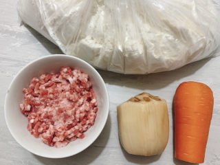 1、莲藕饼,食材如图,所示示意。调合的粉可选择面粉/淀粉/木薯粉。