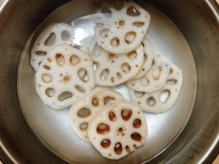 2、莲藕饼,选用一段莲藕,切片入沸水中汆烫。