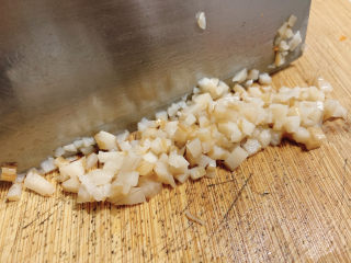 4、莲藕饼,将藕片切脆成小丁。