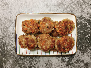 18、莲藕饼,因为用的是肥瘦相间的肉沫,高温下肥肉油脂会释出,煎到两面微焦出锅。