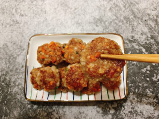 19、莲藕饼,带着脆藕鲜爽的鲜肉小饼完成。上面白色颗粒可不是肥肉,是藕丁噢~