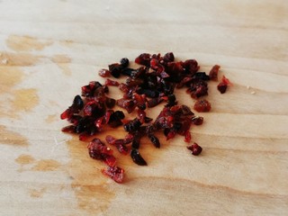 2、山药鸡蛋糕,蔓越莓干和蓝莓干混合切碎。