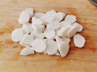 3、山药鸡蛋糕,山药去皮先切片。