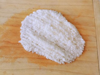 4、山药鸡蛋糕,再切成碎末。