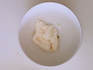 5、山药鸡蛋糕,放入碗中。