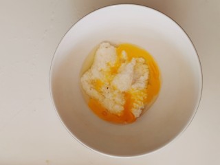 6、山药鸡蛋糕,打入鸡蛋。