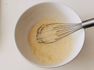 8、山药鸡蛋糕,用打蛋器搅打。